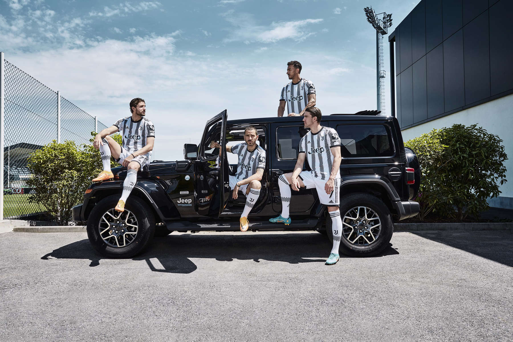 ФК «ЮВЕНТУС» И БРЕНД JEEP ОТМЕЧАЮТ 10 ЛЕТ СОТРУДНИЧЕСТВА И ПРЕДСТАВЛЯЮТ ЛИМИТИРОВАННУЮ ФУТБОЛКУ КОМАНДЫ